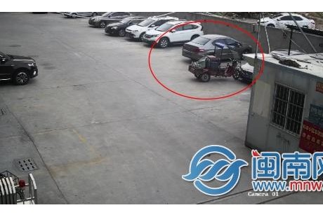 快遞小哥下車送件，無人駕駛三輪車滑行撞寶馬！