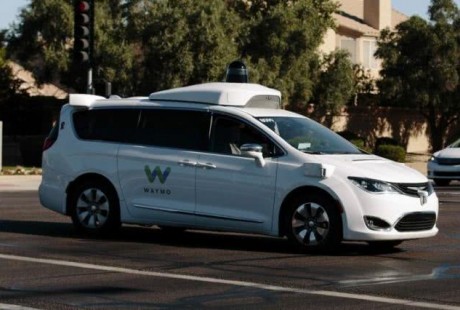 無人駕駛車輛在美路測頻遭抗議：路人向車隊(duì)投擲石頭甚至刀具