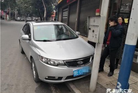 車子“無(wú)人駕駛”，60米爬上人行道！