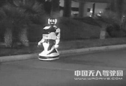 特斯拉自動(dòng)駕駛汽車把機(jī)器人“撞死”啦！