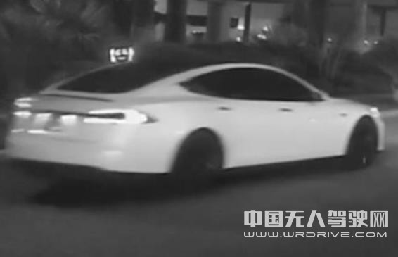 離奇的車禍，特斯拉自動(dòng)駕駛汽車把機(jī)器人“撞死”啦！