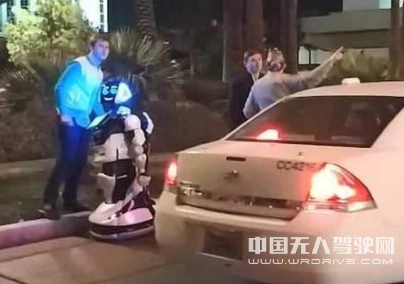 離奇的車禍，特斯拉自動(dòng)駕駛汽車把機(jī)器人“撞死”啦！