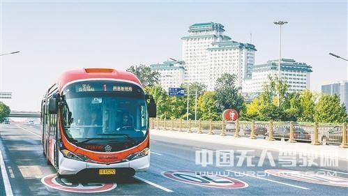  裝有主動安全預警系統(tǒng)的新能源公交車行駛在北京長安街上