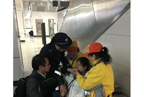 女子昏厥轎車無人駕駛，油罐車司機(jī)沖下用身體攔截！