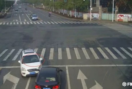 常德一駕駛員下車2分鐘，小車竟一路滑行玩起了“無人駕駛”！