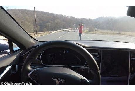 男子為測(cè)試汽車自動(dòng)駕駛功能，竟讓妻子站在車前當(dāng)試驗(yàn)品！