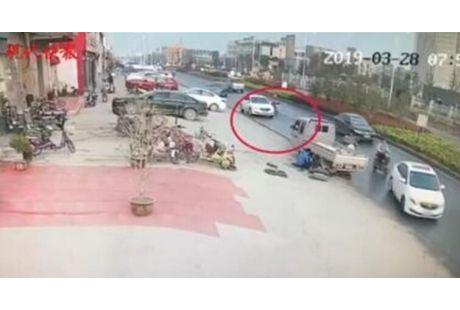 真實發(fā)生：110嗎？有輛車無人駕駛還走反道！