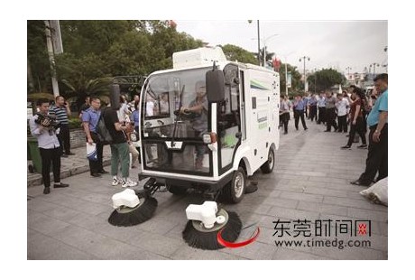 無人駕駛掃地車開過，小巷道死角都干凈了！