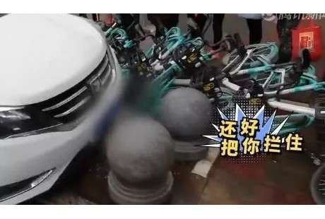 宜賓街頭驚現(xiàn)“無人駕駛汽車”，撞翻了20多輛車！
