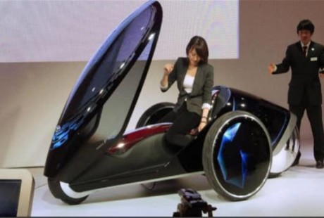 豐田發(fā)明新型概念車，無人駕駛沒方向盤，單人座艙還能站著開！