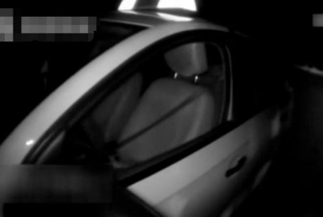 小區(qū)出現(xiàn)轎車無人駕駛,嚇壞路人,靠近一看,原來如此！