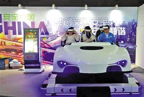 看無(wú)人駕駛巡邏車 戴VR眼鏡賽龍舟