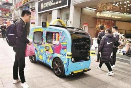 招手即停，無(wú)人駕駛售貨小車(chē)駛上武漢街頭