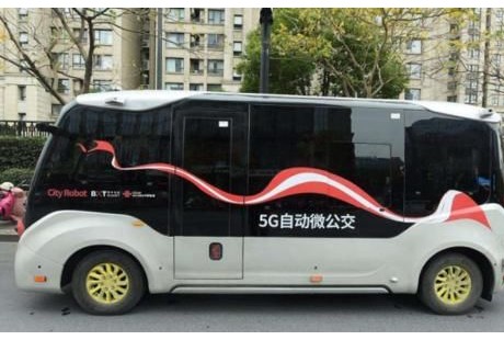 無(wú)人駕駛來(lái)了！國(guó)內(nèi)首輛公交，自動(dòng)靠站，禮讓行人，表現(xiàn)很乖也很棒