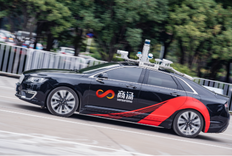 商湯科技自動(dòng)駕駛汽車駛?cè)胝憬徊?huì)，展示未來智慧出行體驗(yàn)