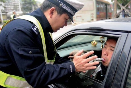 酒后用特斯拉的“自動駕駛”回家，人在副駕駛座上睡覺，這算酒駕嗎？