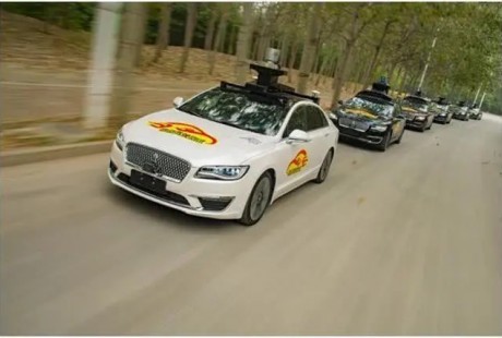 實(shí)車測(cè)試、模擬仿真：自動(dòng)駕駛前進(jìn)的雙引擎