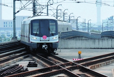 上海在建設(shè)的一條地鐵線，將采用無(wú)人駕駛新型列車(chē)，共設(shè)30座車(chē)站
