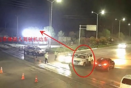這輛越野車咋無(wú)人駕駛？民警上前查看，副駕駛座竟然擠了倆人！