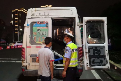 手剎未拉緊小客車驚現(xiàn)“無(wú)人駕駛 ”，輔警緊急飛身救場(chǎng)