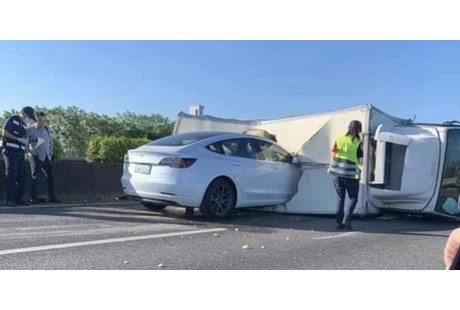 Model 3開(kāi)啟自動(dòng)駕駛系統(tǒng)后徑直撞向卡車(chē)
