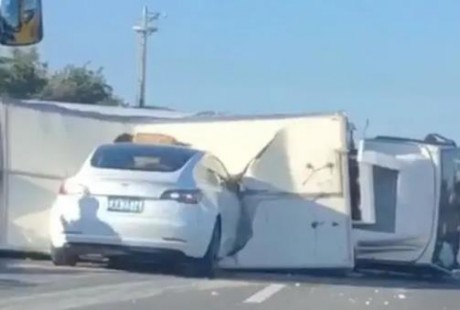 白色色盲？自動駕駛的特斯拉又撞上了白色車