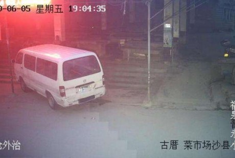 夜驚魂！靈車夜晚無人駕駛 突然自行啟動
