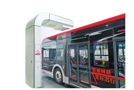 自動駕駛公交車在鄭州市鄭東新區(qū)試運行，市民可免費乘坐體驗