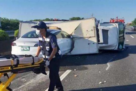 特斯拉自動駕駛再出事故 靜止目標(biāo)無法識別誰背鍋