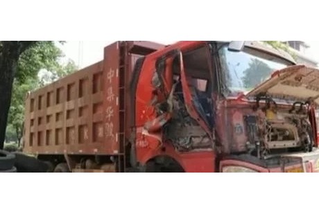 突發(fā)！重型貨車無人駕駛300米，連撞2車，監(jiān)控看得人直冒冷汗！