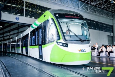 全球首列機(jī)場捷運(yùn)自動(dòng)駕駛+儲(chǔ)能式有軌電車下線