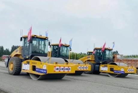 京雄高速實(shí)現(xiàn)全球首次無(wú)人駕駛集群智能化施工作業(yè)