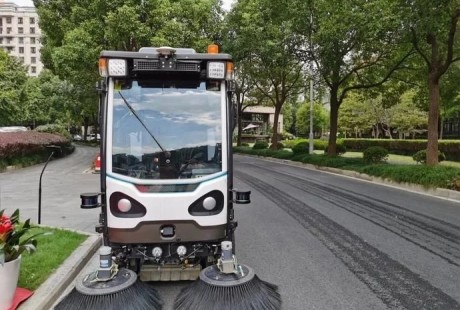 今天，“首臺無人駕駛掃路車”行駛在長寧街頭！