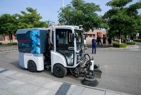 于萬清掃車落地大學(xué)園區(qū)，可替代5個清掃員工作