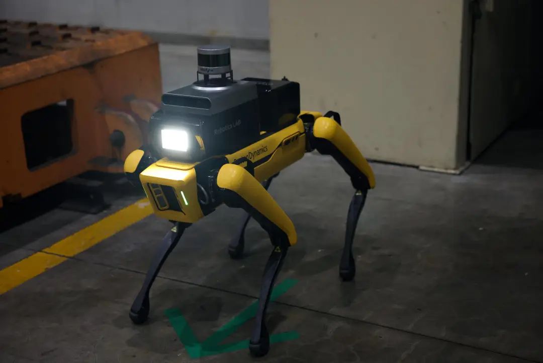 ，