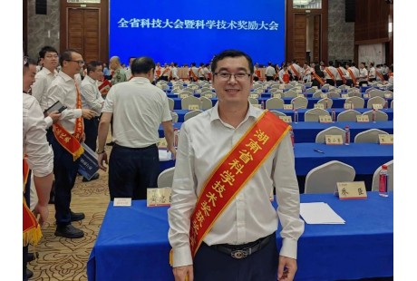 紐恩馳連獲三項(xiàng)殊榮，無(wú)人駕駛清掃機(jī)北斗應(yīng)用定位精度厘米級(jí)